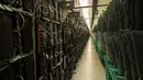 Rig pertambangan dari komputer super (kiri) dan filter udara yang berada dalam pabrik bitcoin 'Genesis Farming' di dekat Reykjavik, Islandia (16/3). (AFP Photo/Halldor Kolbeins)