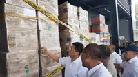 Polisi Temukan 600 ribu masker di gudang kargo jasa pengiriman barang di Tangerang. (Liputan6.com/Ady Anugrahadi).