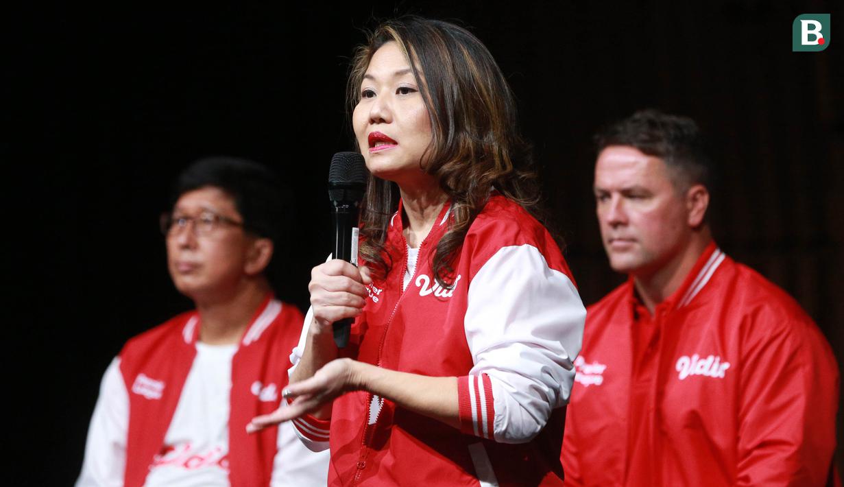 Managing Director Vidio, Monika Rudijono (tengah) menegaskan pihaknya akan kembali mendatangkan legenda-legenda Liga Inggris lainnya. Sebab, kompetisi paling bergengsi di dunia itu masih akan tayang di Vidio hingga 2025. (Bola.com/M Iqbal Ichsan)