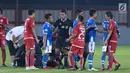 Pemain Persija dan Persib bersitegang saat laga lanjutan Go-Jek Liga 1 Indonesia 2018 bersama Bukalapak di Lapangan PTIK, Jakarta, Sabtu (30/6). Persija unggul 1-0. (Liputan6.com/Helmi Fithriansyah)