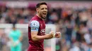Alex Moreno menjadi idola baru di Aston Villa sejak digaet dari Real Betis pada tengah musim lalu. Tapi saat ini dia sedang cedera. Pemain berusia 30 tahun itu telah menjalani operasi setelah mengalami cedera hamstring melawan Liverpool di pertandingan terakhir Aston Villa musim lalu. (Photo by Geoff Caddick / AFP)