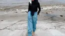 Simple tapi tetap kece, padukan longsleeve dengan jogger pants jeans. Aman saat bermain air di pinggir pantai! (Instagram/nashwaaaz).