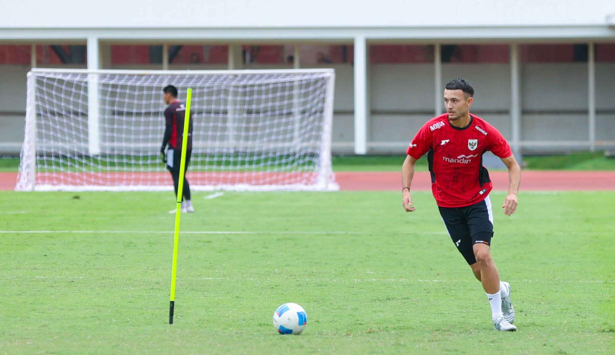 Diketahui, pertandingan ini menjadi momen penting upaya pelatih Indra Sjafri untuk menyiapkan komposisi dan strategi terbaik tim asuhannya. Tampak dalam foto, pemain Timnas Indonesia U-22 saat sesi latihan resmi jelang laga melawan Mali di Stadion Madya, Senayan, Jakarta, Jumat (14/11/2025). (Bola.com/M Iqbal Ichsan)