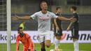 Pemain Sevilla, Luuk de Jong, melakukan selebrasi usai mencetak gol ke gawang Manchester United pada laga semifinal Liga Europa di Stadion RheinEnergie, Senin (17/8/2020). Sevilla menang 2-1 atas Manchester United.  (Ina Fassbender/Pool Via AP)