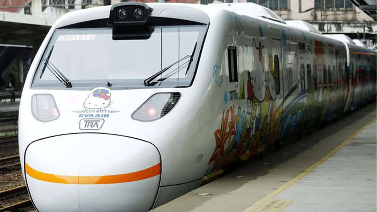 Kereta Api Berkonsep Hello Kitty Ini Satu-satunya di Dunia