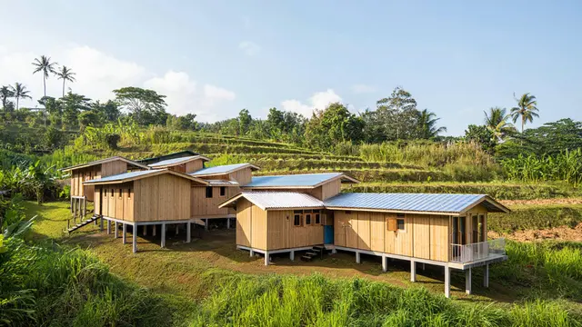 Model Rumah Panggung Sederhana yang Cocok di Lahan Miring (AI)