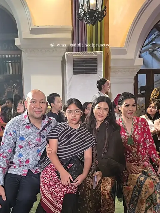 Sebagai penutup, Ishana kenakan kasu kaki putih, loafers Prada, dan hand bag hitam dari Bottega [@therealdisastr]