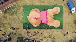 Pandangan dari udara, sebuah boneka beruang teddy (Teddy Bear) berukuran raksasa ketika di ukur panitia di Xonacatlan, Meksiko (28/4/2019). Boneka berukuran 20 meter persegi dengan berat 4 ton, masuk dalam Guinness Book of World Records. (Mario Vazquez / AFP)