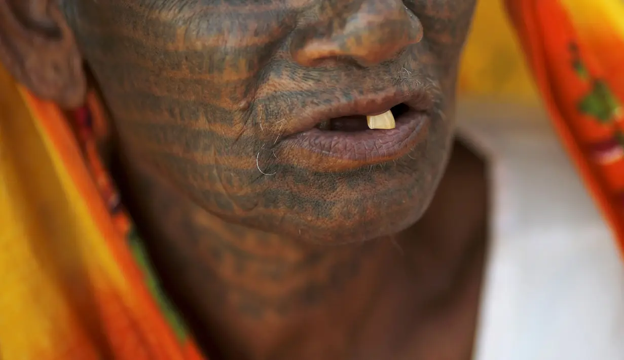 Seorang pengikut Ramnami Samaj menato sekujur tubuhnya di desa Jamgahan, India, 17 November 2015. Dewa Ram merupakan Tuhan bagi kaum Ramnami Samaj. (REUTERS / Adnan Abidi)