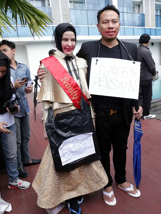 Lantas dari mana uang sebanyak itu? Menurut Vicky uang itu bukan seluruhnya ditanggungnya. Melainkan ada beberapa sponsor yang menanggung biaya pernikahannya. (Deki Prayoga/Bintang.com)
