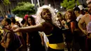 Seorang wanita menari saat merayakan karnaval "Maria vem com as outras" di Rio de Janeiro, Brasil (3/2). Karnaval ini digelar agar mendorong wanita di Brasil melaporkan pelecehan jika terjadi pada mereka. (AP Photo / Silvia Izquierdo)