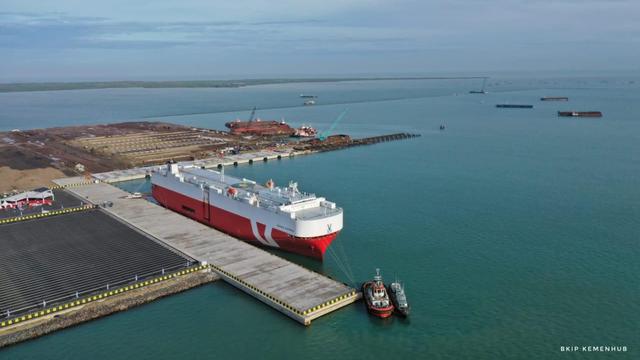 Pelabuhan Patimban resmi beroperasi dan langsung melayani kegiatan ekspor perdana produk otomotif sebanyak 140 unit kendaraan. (Foto: Kemenhub)