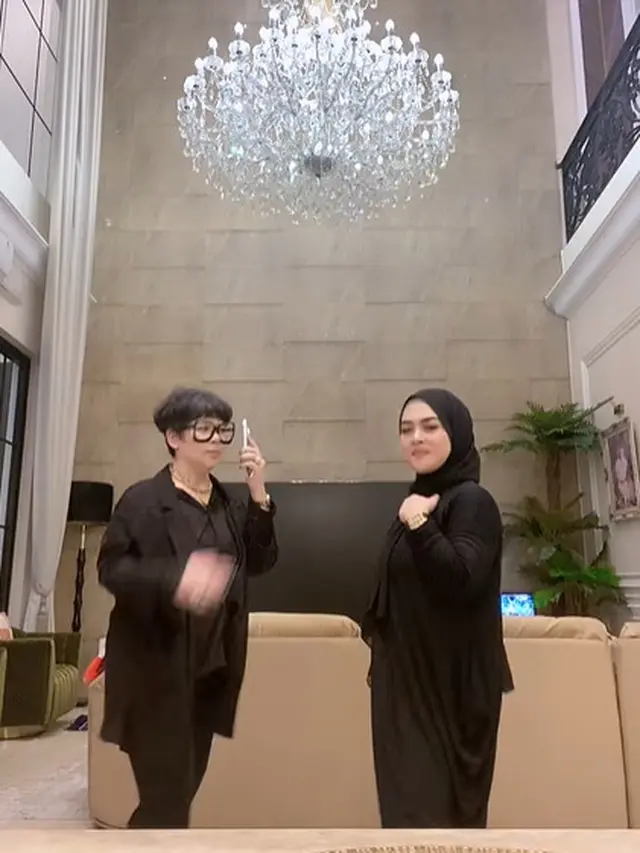 Potret Ruang Keluarga Rumah Aisyahrani, Megah dengan Sentuhan Elegan dan Nuansa Hangat