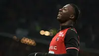 Penyerang Rennes, Mohamed Kader Meite, merayakan gol ketiga timnya dalam pertandingan Liga Prancis (L1) antara Stade Rennais FC melawan Stade Brestois 29 di Stadion Roazhon Park, Rennes, Prancis bagian barat, pada 13 Desember 2025. (DAMIEN MEYER / AFP)