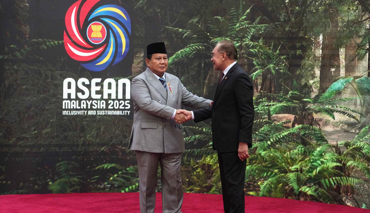 Pada KTT ke-47 ASEAN yang bertema “Inclusivity and Sustainability” ini, Presiden Prabowo akan berbicara pada sesi pleno pada siang hari dan sesi retreat yang rencananya berlangsung pada malam hari. Presiden Prabowo juga dijadwalkan menghadiri rangkaian konferensi lainnya yakni KTT ASEAN-Jepang, KTT ASEAN-India, dan KTT ASEAN-US. (Rafiq Maqbool/POOL/AFP)