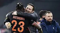 Michy Batshuayi dipeluk pelatih Chelsea, Frank Lampard. Sang pemain jadi pahlawan kemenangan tipis 1-0 atas Ajax dalam lanjutan penyisihan Liga Champions yang digelar Kamis (24/10/2019) dini hari WIB. (AFP)