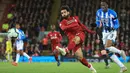 Winger Liverpool, Mohamed Salah melakukan tendangan ke arah gawang Huddersfield Town dalam laga lanjutan Premier League 2018-19 pekan ke-36 di Anfield, Jumat (26/4). Bermain di kandang sendiri, Liverpool menang dengan skor telak 5-0.  (AP Photo/Jon Super)