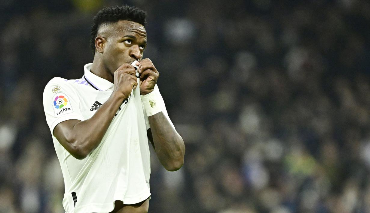 Penyerang Real Madrid, Vinicius Junior, melakukan selebrasi setelah mencetak gol ke gawang Valencia pada Laga liga Spanyol, di Stadion Santiago Bernabeu, Jumat (3/2/2023). Harga pemain asal Brasil ini bisa menembus 120 juta pounds. Vinicius jr yang masih berusia 22 tahun membantu Los Blancos meraih treble. Musim lalu, ia mengangkat trofi La Liga, Liga Champions, serta Piala Super Spanyol. (AFP/Javier Soriano)