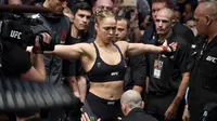 Ronda Rousey, bersiap untuk bertarung pada laga perebutan gelar juara kelas bantam UFC Women di Stadion Etihad, Melbourne, Minggu (15/11/2015). (AFP Photo/Paul Crock)