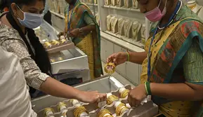 Mengintip Harga Emas 24 Karat Hari Ini di Antam, Pegadaian hingga Hartadinata