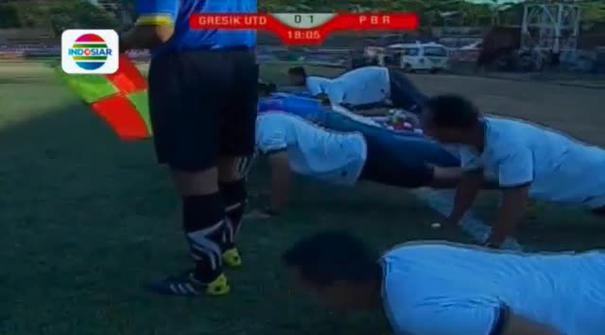 Pemain bertahan PBR, Nova Arianto sukses memaksimal tendangan penjuru yang dilepaskan Kim Jeffrey Kurniawan melalui sundulan kepalanya yang gagal dibendung para pemain Gresik United.