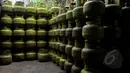 Sejumlah elpiji tiga kg bertuliskan "Hanya untuk Masyarakat Miskin" di Karet Kuningan, Jakarta, Selasa (26/5/2015). PT Pertamina sudah melabeli tabung bertuliskan "Hanya untuk Masyarakat Miskin". (Liputan6.com/Johan Tallo)