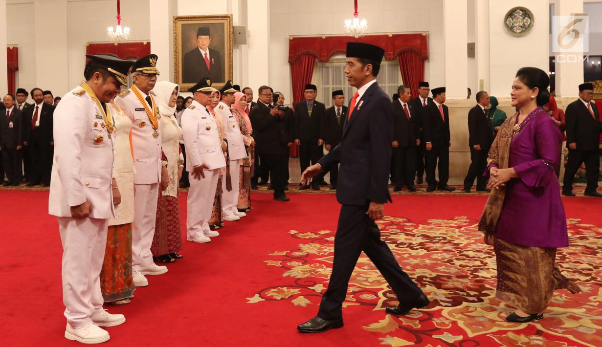 Presiden Joko Widodo atau Jokowi menghampiri Gubernur dan Wakil Gubernur Kaltim Isran Noor-Hadi Mulyadi serta Gubernur dan Wakil Gubernur Sumsel Herman Deru-Mawardi saat dilantik di Istana Negara, Jakarta, Senin (1/10). (Liputan6.com/Angga Yuniar)
