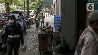 Aktivitas warga di kawasan Blok-M, Jakarta, Senin (14/3/2022). Menurut Jubir Pemerintah untuk Penanganan COVID-19 Reisa Broto Asmoro, peralihan pandemi ke endemi tak bisa lepas dari jumlah kasus harian dan angka kematian rendah serta tingkat keterisian RS. (Liputan6.com/Johan Tallo)