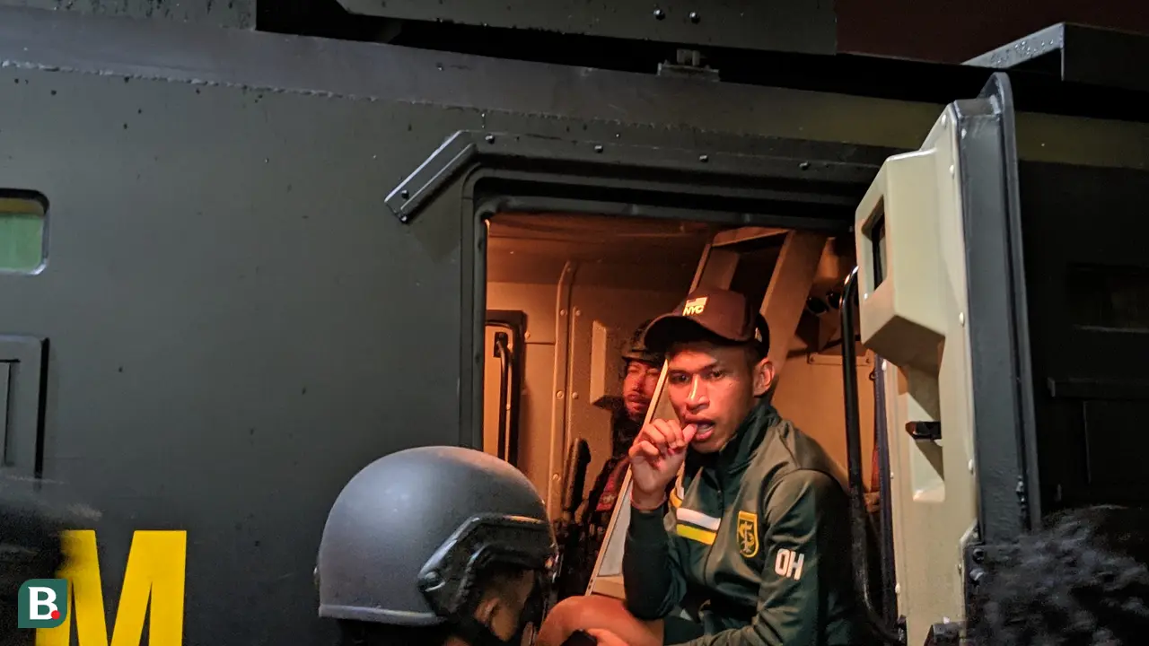 Ekspresi pemain Persebaya, Osvaldo Haay, di dalam rantis setelah final leg kedua Piala Presiden 2019.
