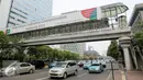 Sejumlah kendaraan saat melintasi Jembatan Penyeberangan Orang (JPO) di kawasan Thamrin, Jakarta, Jumat (20/11). Nantinya, warga yang menyeberang jalan akan melalui ruangan bawah tanah yang dibangun. (Liputan6.com/Faizal Fanani)