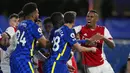 Pemain Chelsea Malang Sarr dan Cesar Azpilicueta berdebat dengan pemain Arsenal Gabriel (kanan) pada pertandingan sepak bola Liga Inggris di Stamford Bridge, London, Inggris, 20 April 2022. Arsenal menang 4-2. (AP Photo/Frank Augstein)