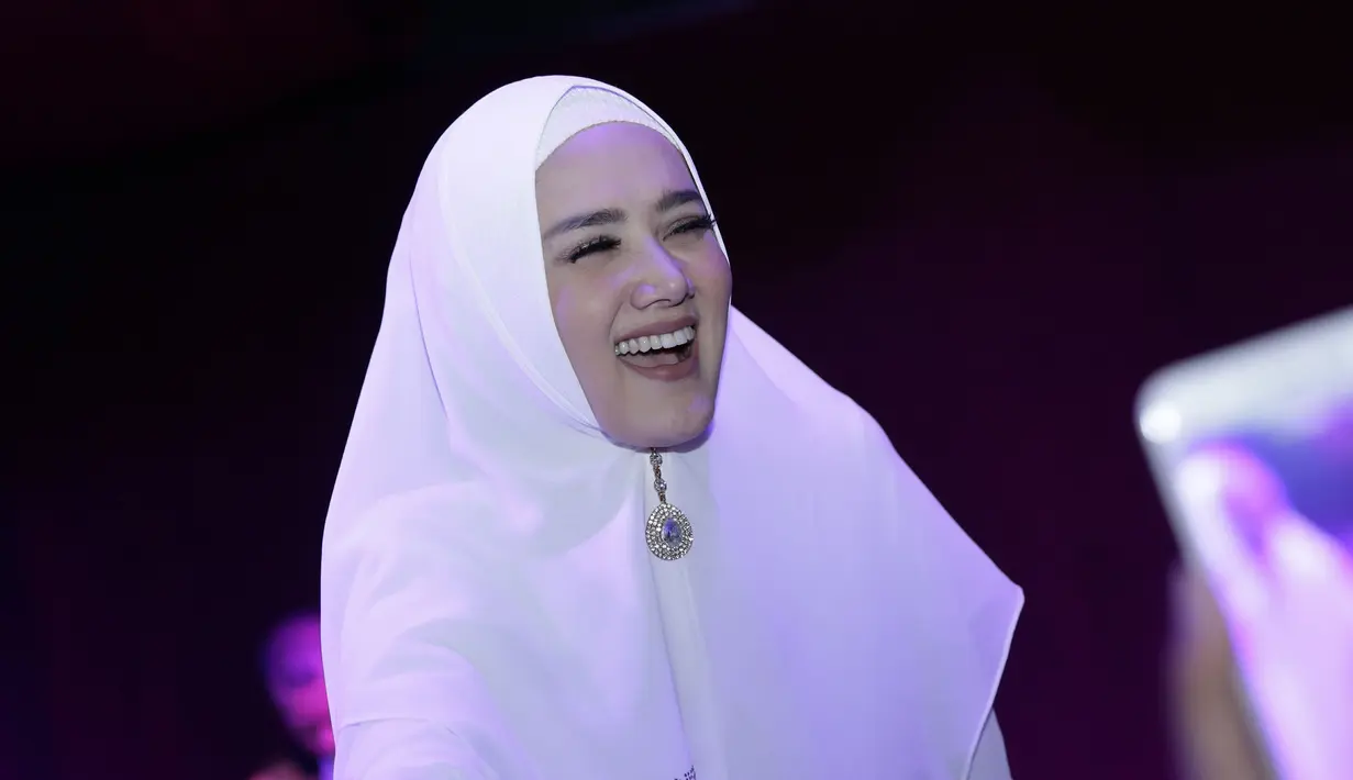 Gaya hijab Mulan Jameela berikutnya sungguh sangat simpel. Hanya dengan menggunakan satu warna saja yakni putih bisa membuat Mulan begitu terlihat sangat cantik. Apalagi Mulan difoto saat tersenyum, malah membuat Mulan begitu mempesona (KapanLagi.com/Agus Apriyanto)