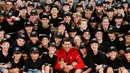  Petenis asal Serbia, Novak Djokovic berfoto bersama ballboys usai meraih trofi juara mengalahkan Andy Muray pada kejuaraan Madrid Open di Spanyol (8/5/2016).  (REUTERS/Paul Hanna) 