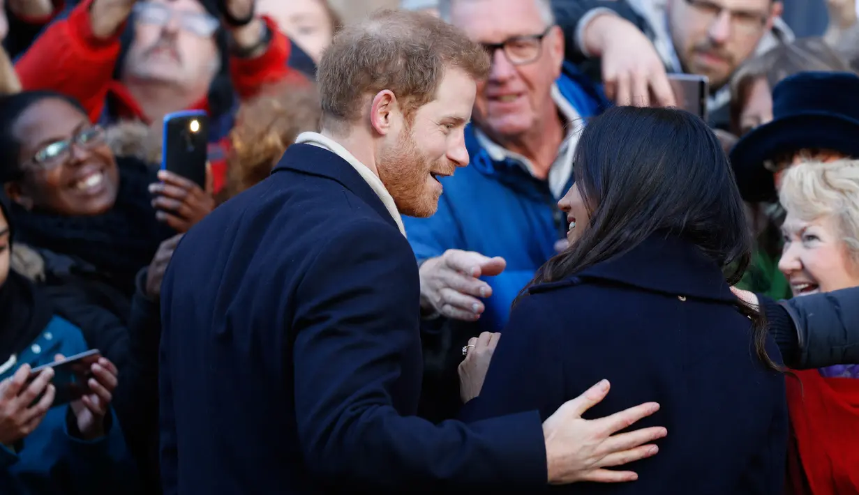 Pangeran Harry dan Meghan Markle berbincang setibanya menghadiri acara amal untuk memperingati Hari AIDS Sedunia di Nottingham, Jumat (1/12). Setelah mengumumkan resmi pertunangannya, Harry dan Meghan makin eksis di depan publik. (Adrian DENNIS/POOL/AFP)