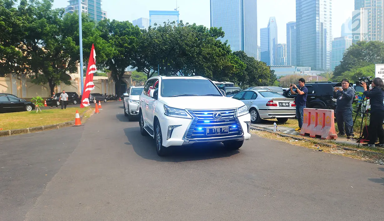 Kendaraan yang membawa Ketua Umum Gerindra, Prabowo Subianto meninggalkan kediaman Ketua Umum Partai Demokrat Susilo Bambang Yudhoyono (SBY) seusai melakukan pertemuan di kawasan Mega Kuningan, Jakarta, Kamis (9/8). (Merdeka.com/Imam Buhori)
