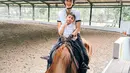 Bahkan, dirinya menyebutkan jika berkuda bukanlah olahraga yang mudah karena butuh keseimbangan serta feeling yang sama dengan sang kuda. Paula juga tampak mengajak putra bungsunya, Kenzo untuk berkuda bersama. (Liputan6.com/IG/@paula_verhoeven)
