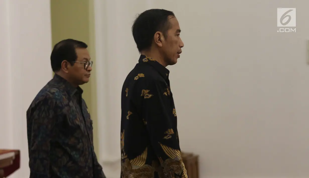 Presiden Joko Widodo bersiap memimpin rapat terbatas di Istana Bogor, Senin (22/10).Ratas tersebut membahas persiapan OOC (Our Ocean Conference 2018) yang akan di selenggarakan di Bali. (Liputan6.com/Angga Yuniar)