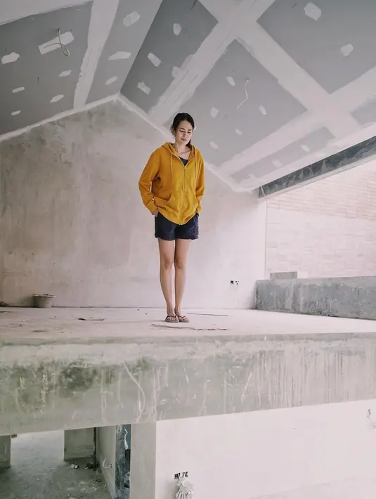 "Ide renov rumah ini sbenernya ide bojo, dikarnakan rumah yg sudah saya miliki sedari bujang dgn ruang seadanya ga kepikiran sama sekali klo suatu saat nikah dan punya anak," tulis Ringgo [Instagram/sabaidieter]