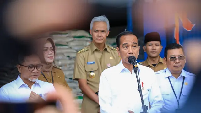 Presiden Joko Widodo (Jokowi) meluncurkan bantuan cadangan beras pemerintah (CBP) di Gudang Perum BULOG Kartosuro, Sukoharjo, Jateng, Senin (10/4/2023).
