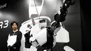 Robot humanoid generasi ketiga T-HR3 berpose saat Pameran Robot Internasional 2017 di Tokyo (29/11). Robot terbaru ciptaan Toyota ini dapat membantu manusia baik di rumah atau di tempat kerja. (AFP/Toru Yamanaka)
