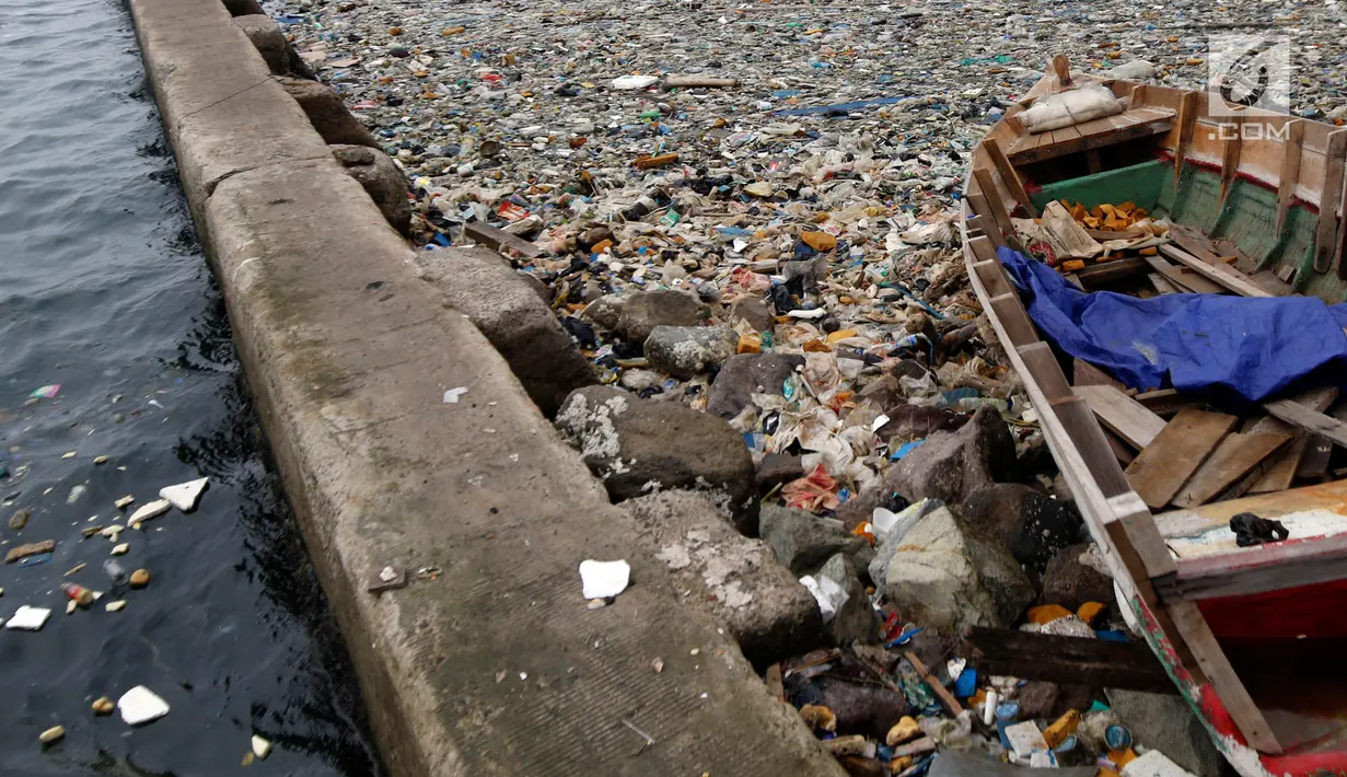 Tumpukan sampah yang terlihat di pinggir laut kawasan Pelabuhan Muara Baru, Jakarta Utara, Senin (29/7/2019). Sekitar 0,48-1,29 juta ton dari sampah plastik tersebut diduga mencemari lautan. (Liputan6.com/Johan Tallo)