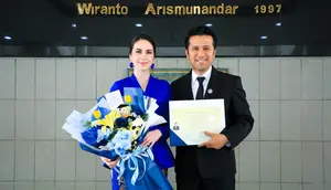 Arumi Bachsin Dampingi Emil Dardak di Pelantikan Profesi Insinyur ITB