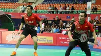 Ganda putra Hendra Setiawan/Mohammad Ahsan menyumbang poin untuk Tim Kualifikasi Piala Thomas Indonesia saat menghadapi Taiwan di Gachibowli Stadium, Hyderabad, India, Rabu malam (17/12/2016). (Liputan6.com/Humas PP PBSI)