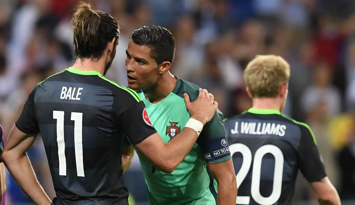 Cristiano Ronaldo bersalaman dengan Gareth Bale usai laga semi-final Piala Eropa 2016 di Stadion Parc Olympique Lyonnais, DÈcines-Charpieu, Prancis, Kamis (7/7/2016) dini hari WIB. (AFP/Francisco Leong)