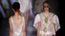 Model mengenakan busana koleksi Ronaldo Fraga saat Sao Paulo Fashion Week, Sao Paulo , Brasil , 25 April 2016. Sao Paulo Fashion Week  kali para model mengenakan busana yang Transparan.  (REUTERS / Paulo Whitaker)