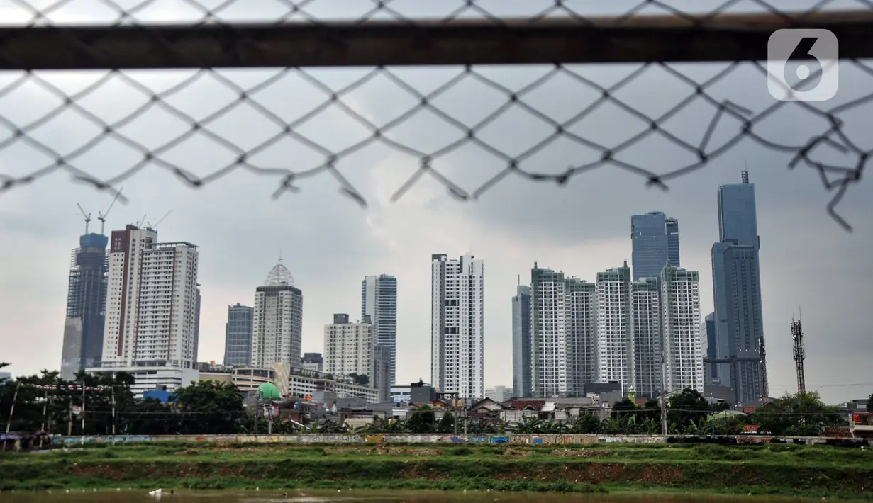 Aktivitas warga bantaran kali dengan latar belakang gedung perkantoran di Jakarta, Kamis (4/5/2023). Badan Pusat Statistik (BPS) mencatat inflasi domestik pada April 2023 naik mencapai 4,33 persen secara tahunan. (merdeka.com/Iqbal S. Nugroho)