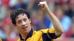 Robbie Fowler (Plester) - Legenda Liverpool ini selain handal membobol gawang juga terkenal dengan plester yang menempel di hidungnya. Fowler beralasan bahwa plester tersebut membantu pernapasannya saat bermain. (Foto:AFP/Odd Andersen)