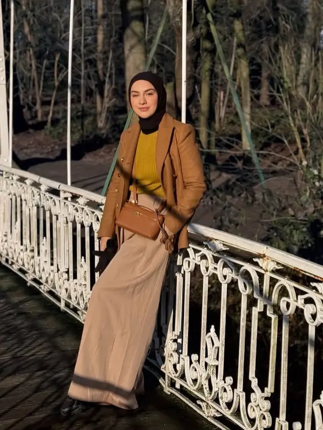 Gaya Layering Irish Bella Pulang Kampung ke Belgia