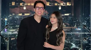 Brisia Jodie akhirnya memamerkan pacar barunya di media sosial. Tampil dengan busana senada, penyanyi jebolan Indonesian Idol ini tampak menggandeng mesra sang pacar. (Liputan6.com/IG/@brisiajodie96)