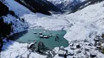 Pemandangan udara menunjukkan Desa Blatten yang sebagian terendam banjir setelah hujan salju baru-baru ini, lima bulan setelah tanah longsor menghancurkan desa tersebut, Blatten, Swiss, pada Selasa 28 Oktober 2025. Lima bulan setelah terkubur longsoran es, Desa Blatten di Swiss, perlahan muncul kembali dari timbunan puing-puing, dan lumpur yang diakibatkan oleh keruntuhan gletser. (AP Photo/Michael Probst)